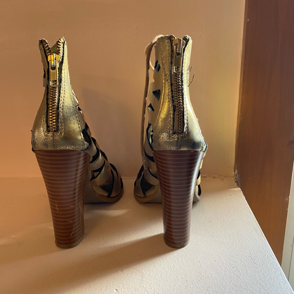 Gold heels - Picture 4 of 5